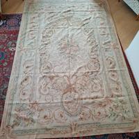 Elegante tappeto Aubusson con un design floreale