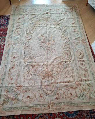 Elegante tappeto Aubusson con un design floreale