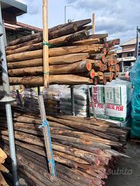 Pali di castagno scortecciati a mano