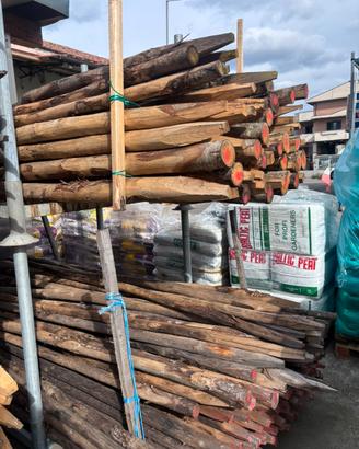 Pali di castagno scortecciati a mano