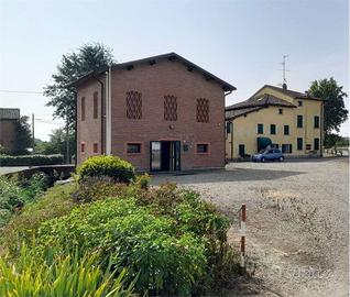 Immobile di 800 m² con più di 5 locali a Spilamber
