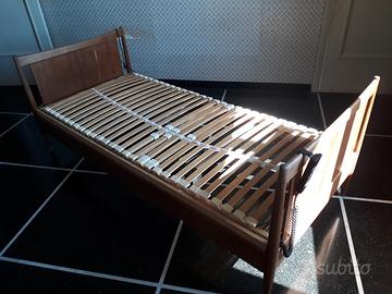 Letto con rete a doghe