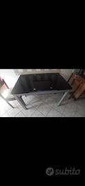 tavolo in acciaio con piano in vetro