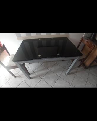 tavolo in acciaio con piano in vetro