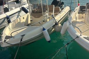 Barca open prua al vento