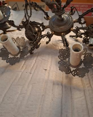 2 Lampadari d’epoca in bronzo e vetro lavorato