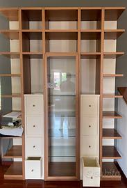 lbreria multiripiani con cassetti