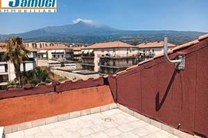 Riposto, mansarda con posto auto (CT)