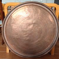 Piatto in rame indiano inciso a mano con firma