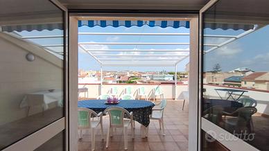 Mansarda fronte mare con terrazza di 30 mq