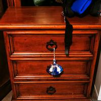 piccola cassettiera '800 in noce