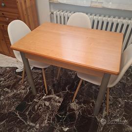 Tavolo allungabile da cucina e tre sedie
