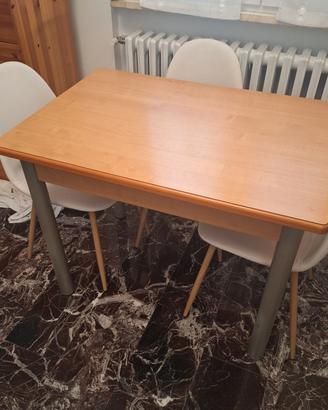 Tavolo allungabile da cucina e tre sedie