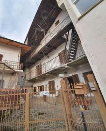 CASA SEMINDIPENDENTE CON CORTILE E ORTO