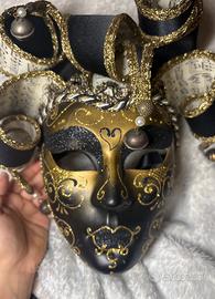 Maschera veneziana artigianale con note musicali