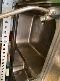 Lavabo cucina con rubinetteria