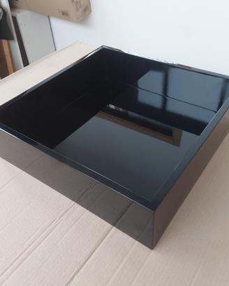 Scatola di legno laccata nero lucido. 