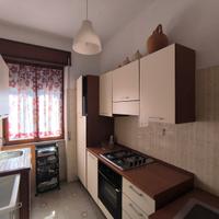 Cucina con forno e frigo