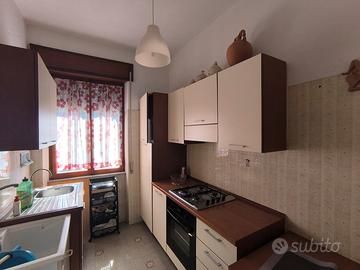 Cucina con forno e frigo