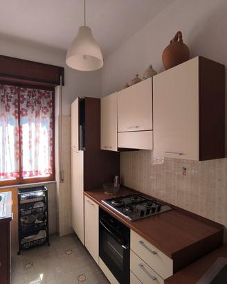Cucina con forno e frigo