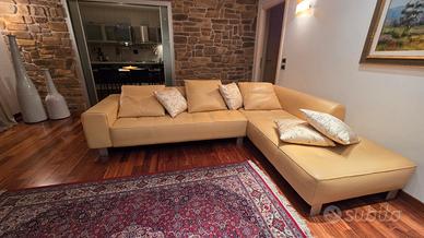 DIVANO MODERNO IN PELLE CON CHAISE LONG