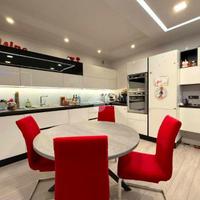 Cucina scavolini in vetro con soggiorno