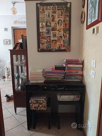 scrivania più sgabelli e bacheca