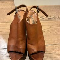 Sabot in pelle con cinturino e zeppa