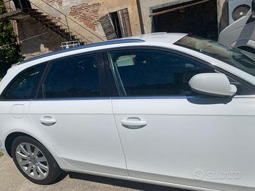 Auto Audi A 4 bianca 2009 pezzi di ricambio