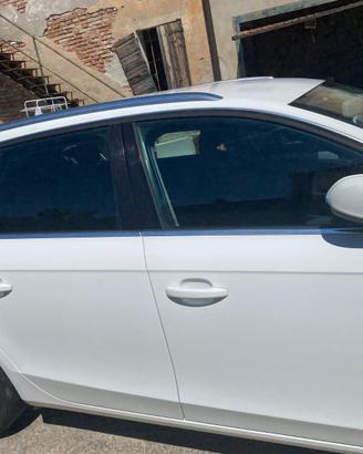 Auto Audi A 4 bianca 2009 pezzi di ricambio