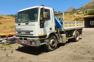 Iveco 180e34 con gru PESCI