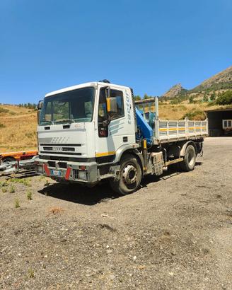 Iveco 180e34 con gru PESCI