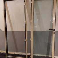 Porta in alluminio con vetro antisfondamento
