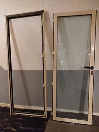 Porta in alluminio con vetro antisfondamento