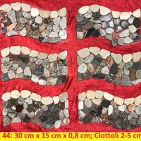 Ciottoli di fiume, piastrelle ondulate.