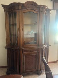 Elegante Credenza Classica in Legno con Vetrina