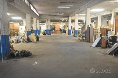 Locale uso sgombero con doppio accesso carrabile