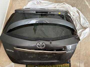 Portellone con vetro e spoiler Toyota Yaris 2012