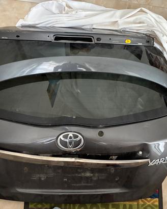 Portellone con vetro e spoiler Toyota Yaris 2012