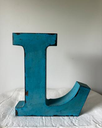 Lettera insegna vintage L azzurro in metallo