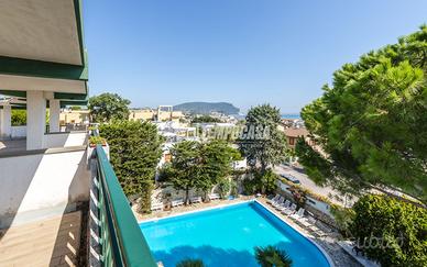 Hotel a Due Passi dal Mare con Piscina, 22 Camere