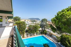 Hotel a Due Passi dal Mare con Piscina, 22 Camere