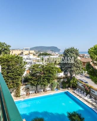 Hotel a Due Passi dal Mare con Piscina, 22 Camere