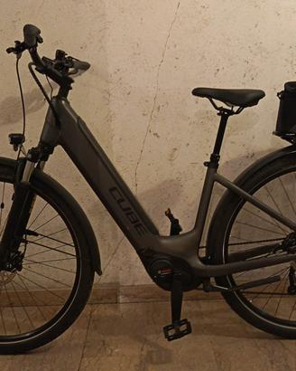 Bici CUBE elettrica con pedalata assistita