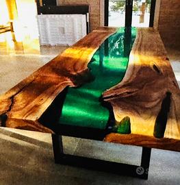 Tavolo in legno e resina