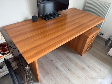 Scrivania in legno con cassettiera integrata