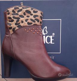 Stivaletti in pelle naturale. Nuovi.