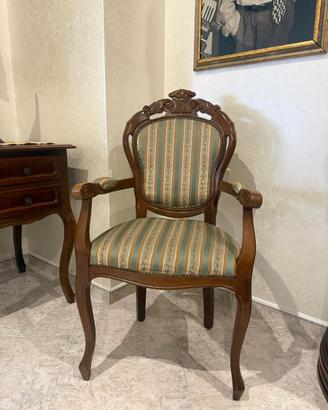 Poltrona Vintage in Legno Intagliato e Tessuto
