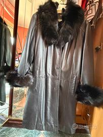 Cappotto di vera pelle con pelliccia volpino nero