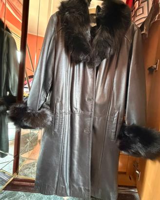 Cappotto di vera pelle con pelliccia volpino nero